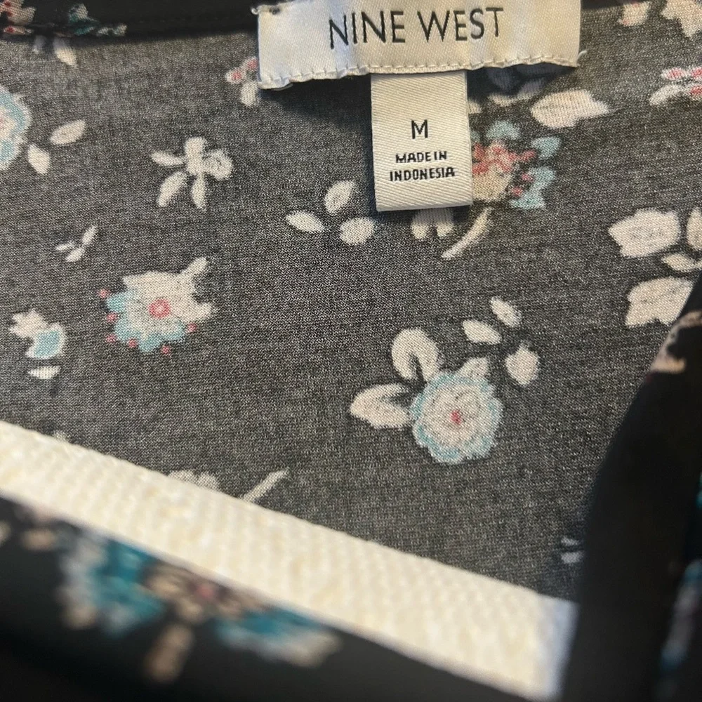 Nine West Black and Floral Women's Top- Size Medium - Picture 2 of 9